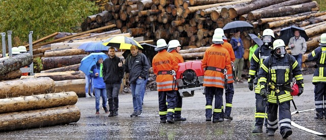 Trotz Dauerregens hatten die Wehrleute...uschauer bei ihrer bung im Sgewerk.   | Foto: Gert Brichta