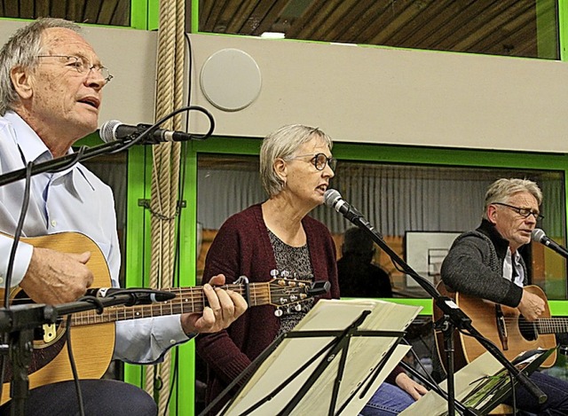 Die Gruppe Liederlich bestrkte mit engagierten Liedern das Dorfladen-Vorhaben.  | Foto: Erich Krieger
