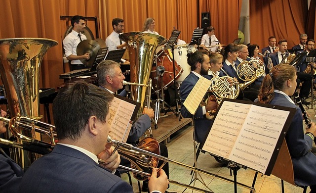 Das 40-kpfige Orchester unter der Lei...ver Musiker zum Ehrenmusiker  ernannt.  | Foto: Mario Schneberg