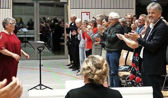 Stehende Ovationen fr die scheidende ...beim Frauenchor Steinen niedergelegt.   | Foto: Hans-Jrgen Hege