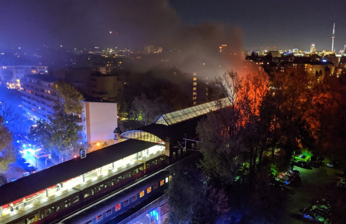Das Feuer im Fanzug war am Samstagaben...inem Zugabteil in Berlin ausgebrochen.  | Foto: --- (dpa)