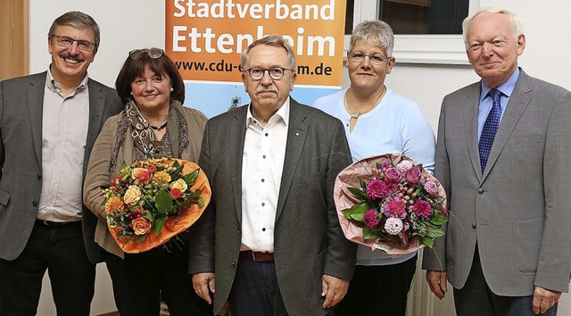 Der Vorsitzende Klaus Keller (rechts) ...Schwab, Helmut Rau und Ulrike Schmidt   | Foto: Herbert Birkle