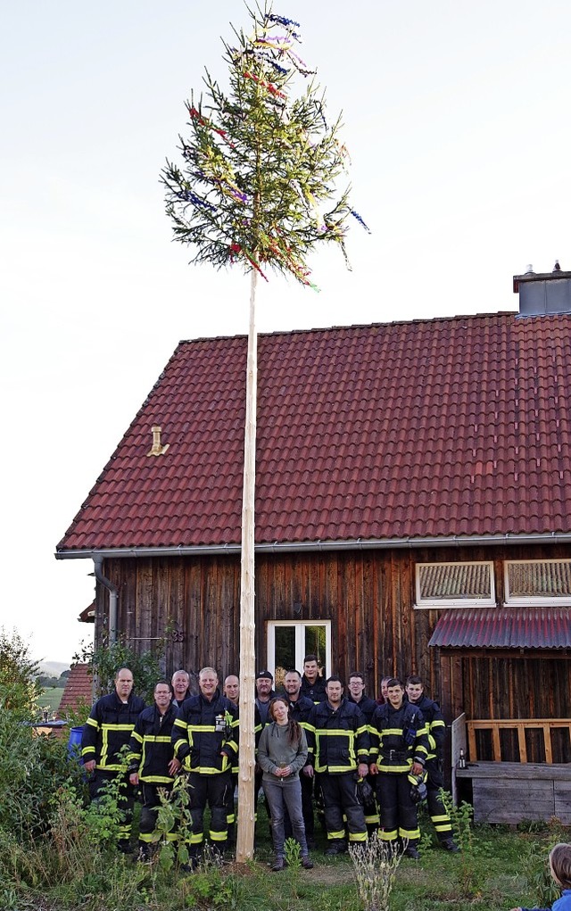 Die Feuerwehr stellte der neuen Ortsvo...ltem Brauch einen Baum in den Garten.   | Foto: Privat