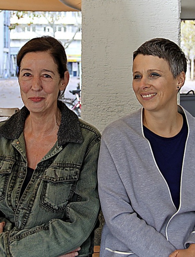 Judith Kuckart (links), hier  mit Clau...Hrspiel ber die DDR in Lrrach vor.   | Foto: Aaron Hohenfeld