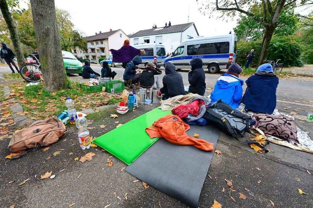 Aktivisten vor dem Geb�ude  | Foto: Ingo Schneider