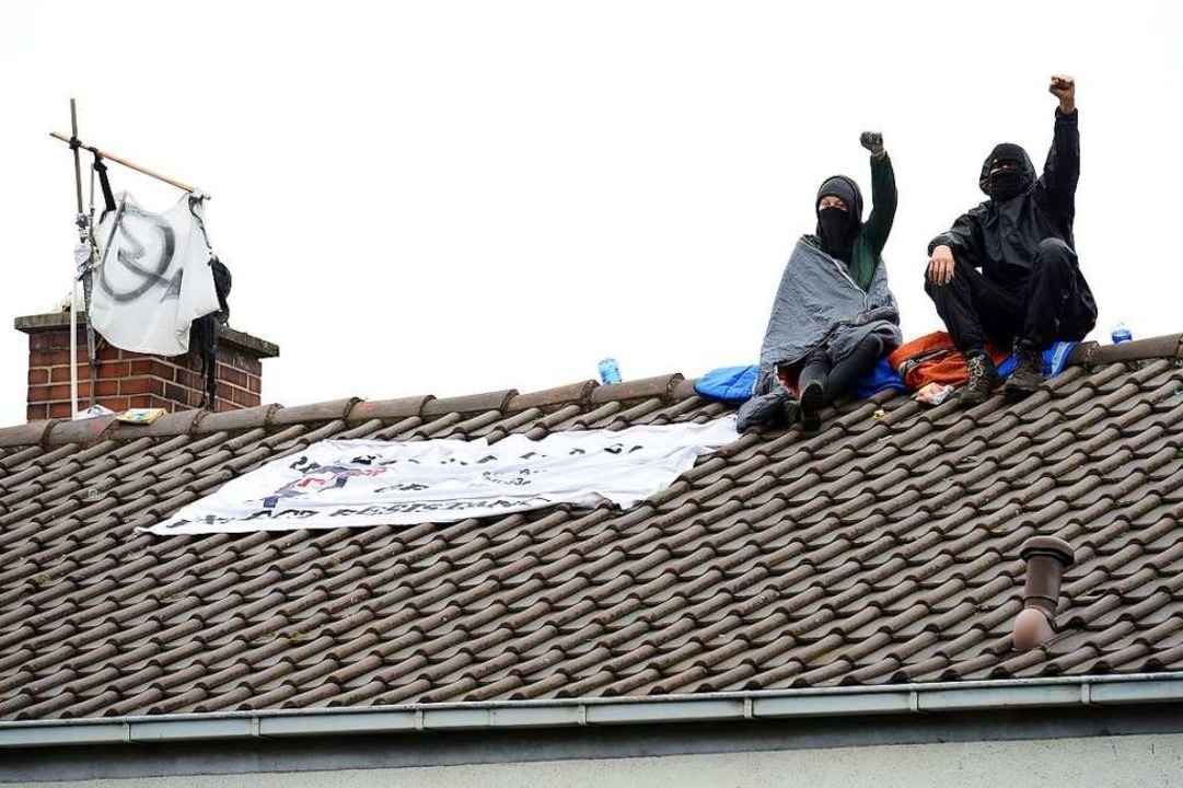 Gegen zwei Aktivisten, die bei der R�u...dem Dach sa�en, ermittelt die Polizei.  | Foto: Ingo Schneider