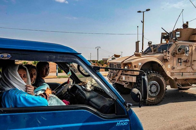 US-Militrfahrzeuge ziehen sich aus No...htet in die entgegengesetzte Richtung.  | Foto: DELIL SOULEIMAN (AFP)