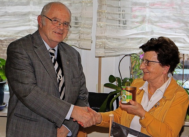 Fr ihren Einsatz bekam Irma Barraud e...r Landesgruppe Ostpreuen berreicht.   | Foto: Reiner Beschorner