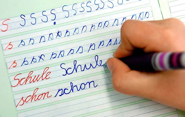 Viele Lehrer beklagen, Grundschulkinde...ne flssige Handschrift zu entwickeln.  | Foto: Patrick Pleul