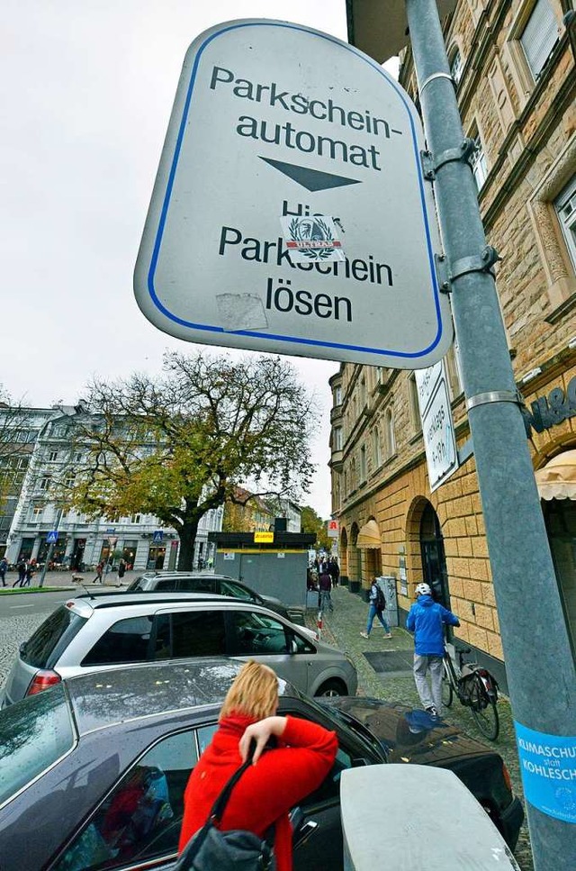 Autofahrer sollen in Freiburg ab Februar mehr frs Parken zahlen mssen.  | Foto: Michael Bamberger