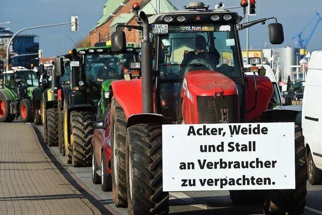Bauern demonstrieren mit Traktoren gegen die Agrarpolitik