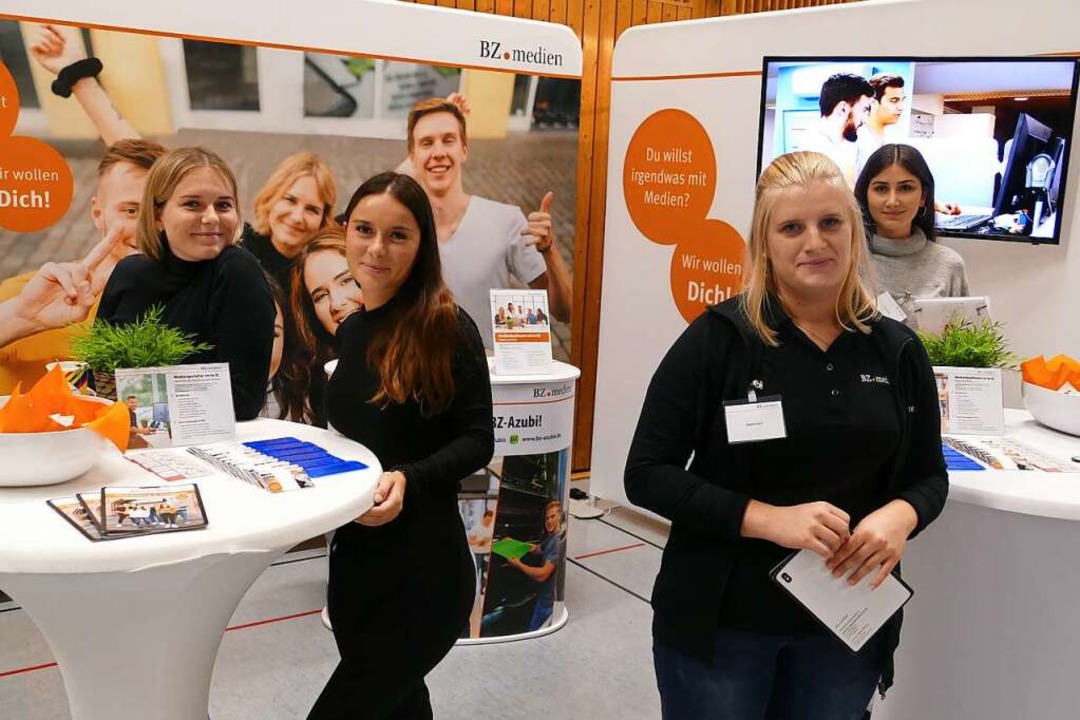 (v.l.) Kim, Selina, Sophia und Celine, kmmern sich um die Standbetreuung.  | Foto: BZ-Azubis