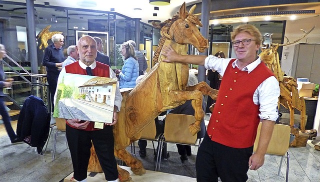 Vernissage in hlingen. Bruno Diaferia...r seinem aus Holz geschaffenen Pferd.   | Foto: suedkurier