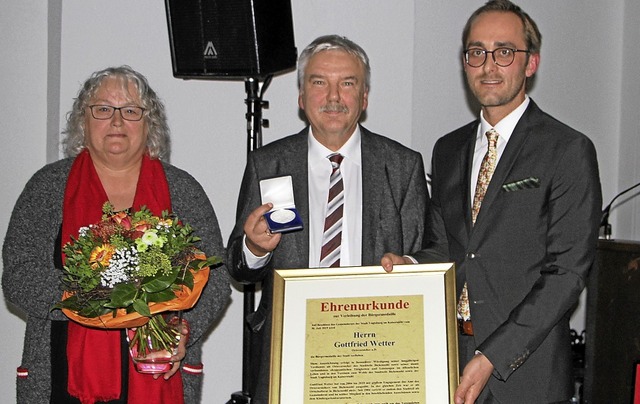 Brgermeister Benjamin Bohn (rechts) ...t Vogtsburg. Links  Wetters Frau Gabi.  | Foto: Herbert Trogus