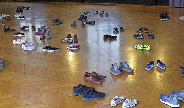 Symboltrchtige Installation: Schuhe im Schillersaal.  | Foto: Susanne Kerkovius