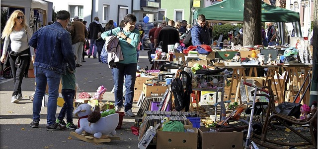 Der Flohmarkt bei der Ruster Kilwi bot...Schnppchenjgern ein groes Angebot.   | Foto: Adelbert Mutz