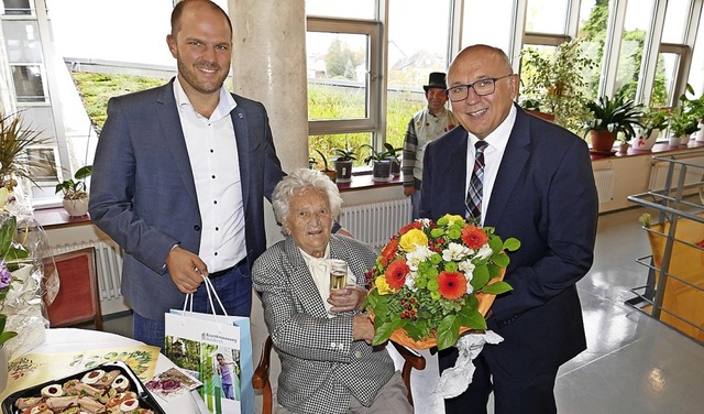 Gerda Gruner ist 100 Jahre alt, sie le...ngsleiter Bernd Hermann gratulierten.   | Foto: Sylvia Sredniawa