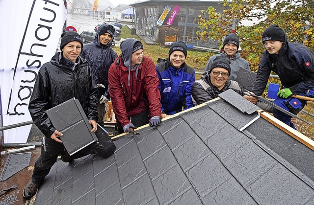 Sechs junge Handwerker aus  Betrieben ...ebelhof auf dem Feldberg neu gedeckt.   | Foto: Wolfgang Scheu