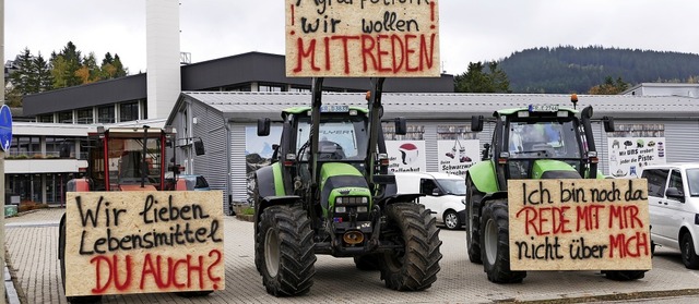 Whrend einer Pause in Neustadt auf ih...re Traktoren gut sichtbar abgestellt.   | Foto: Tanja Bury