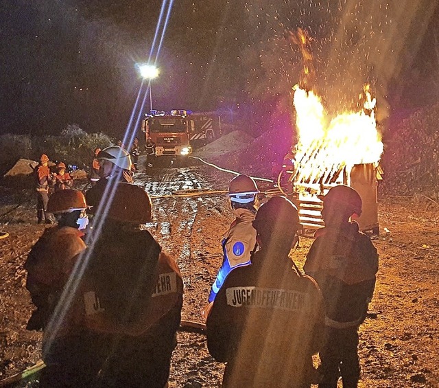 Eine brennende Gartenhtte lschen, ei...dlichste bungsszenarien zu meistern.   | Foto: Feuerwehr