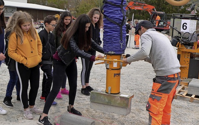 Beim Bauinfotag in Waldshut konnten di...einer Randsteinsetzmaschine erproben.   | Foto: bauinfo