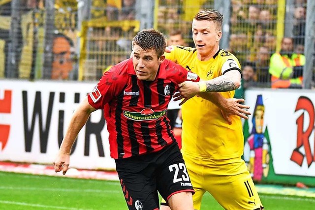 SC-Verteidiger Dominique Heintz (l.) s...ll ab gegen den Dortmunder Marco Reus.  | Foto: Achim Keller