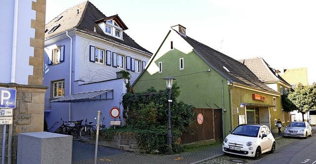 Das Bleile-Haus (rechts) soll einem Rathaus-Anbau weichen.   | Foto: Hans-Peter Mller