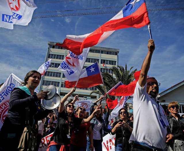 Auch in der Stadt Valparaso gingen  a... auf die Strae, um zu protestierten.   | Foto: JAVIER TORRES (AFP)