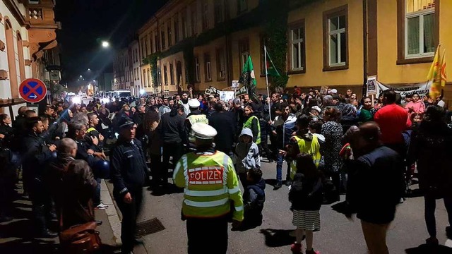 Demonstranten und Polizei in der Lotzbeckstrae  | Foto: Christian Kramberg