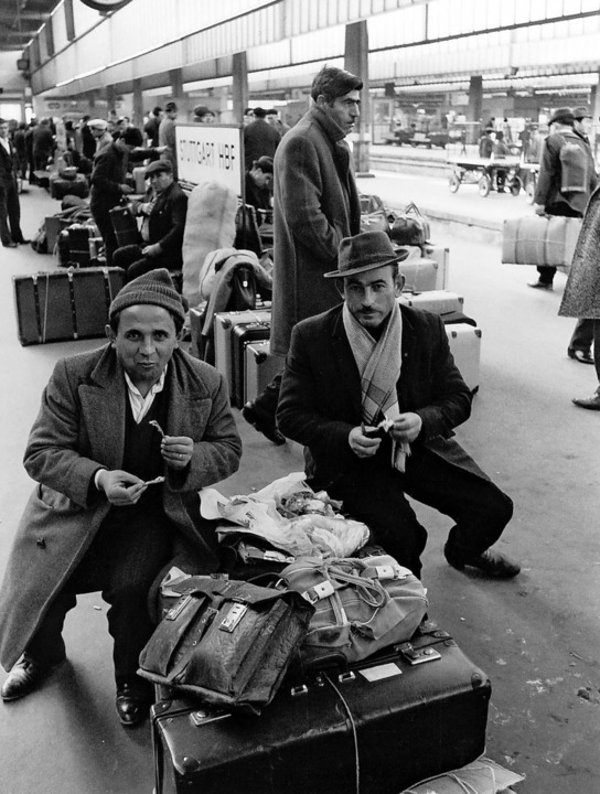 Sie kamen aus dem Sden: Gastarbeiter ...0er Jahre am Stuttgarter Hauptbahnhof   | Foto: H.P. Feddersen