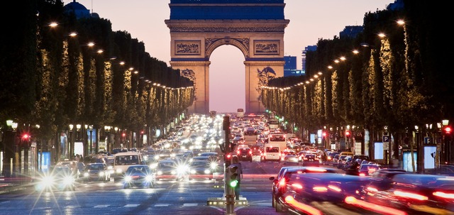 Eine Blechlawine rollt tglich  ber d...Richtung des Arc de Triomphe in Paris.  | Foto: travelwitness - stock.adobe.com