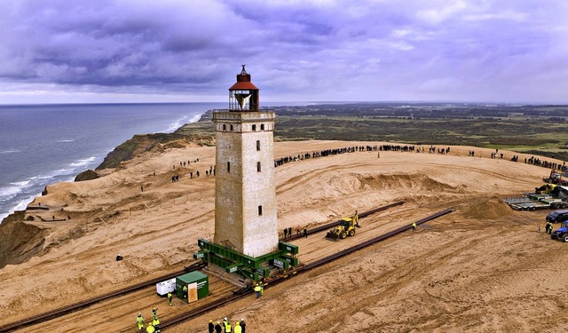 Auf Rollen wurde ein Leuchtturm 70 Meter ins Landesinnere verschoben.    | Foto: Hans Ravn (dpa)