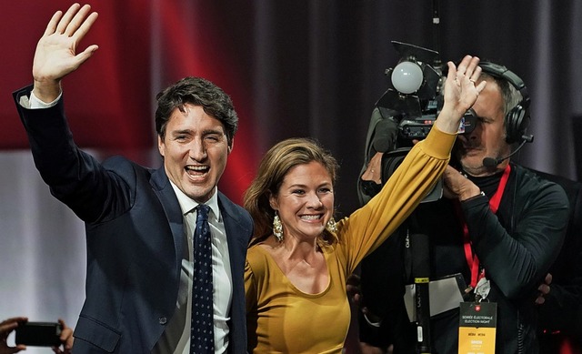 Justin Trudeau und seine Frau Sophie G...eln in der Wahlzentrale der Liberalen.  | Foto: Paul Chiasson (dpa)