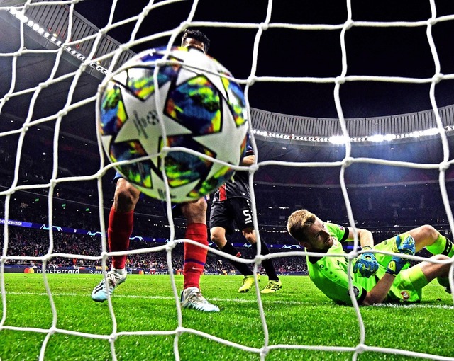 Leverkusens Torhter Lucas Hradecky is...n &#8211; sein Team verliert  mit 0:1.  | Foto: OSCAR DEL POZO (AFP)