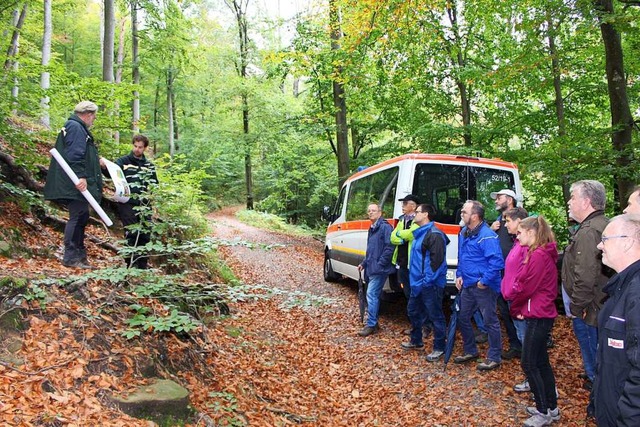 Revierleiter Hansjrg Fries und Forste...lutern die Situation im Gemeindewald.  | Foto: Reiner Beschorner