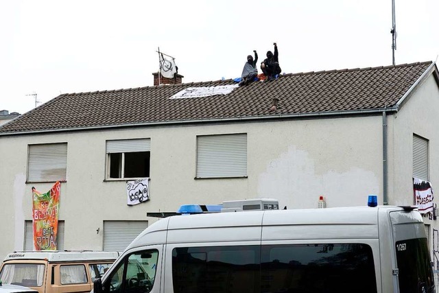 Zwei Hausbesetzer auf dem Dach der Feh... Montag, bevor das Haus gerumt wurde.  | Foto: Ingo Schneider