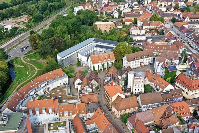 Das Emmendinger Rathaus (hinten, Mitte...Mitstreiter ber der Haushaltsplanung.  | Foto: Matthias Weniger