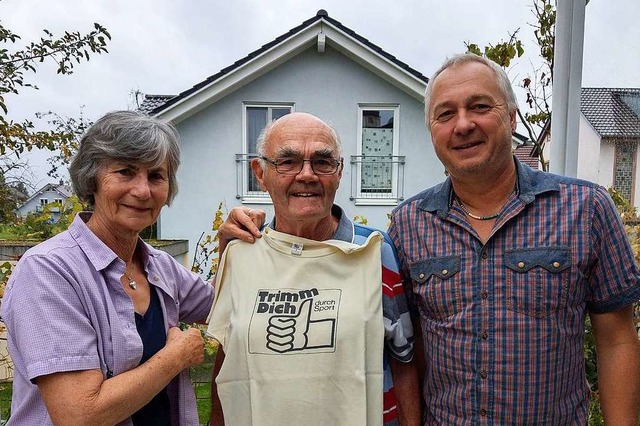 Maria Kabel, Werner Zirlewagen (Mitte)...-Shirt an die Grndertage des Vereins.  | Foto: Sarah Schdler