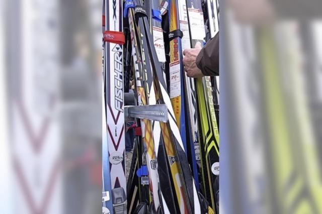 Kleidung, Ski und Rodel beim Brettlimärkt Emmendingen