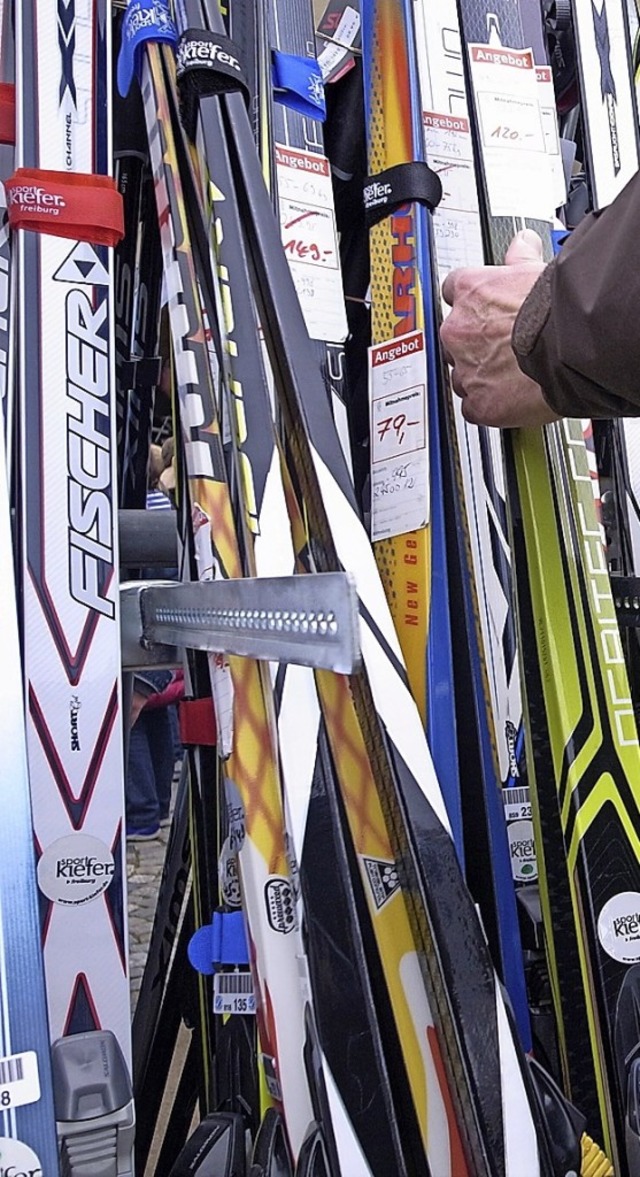 Die Qual der Wahl: Skier auf dem Emmendinger Brettlimrkt  | Foto: Patrik Mller