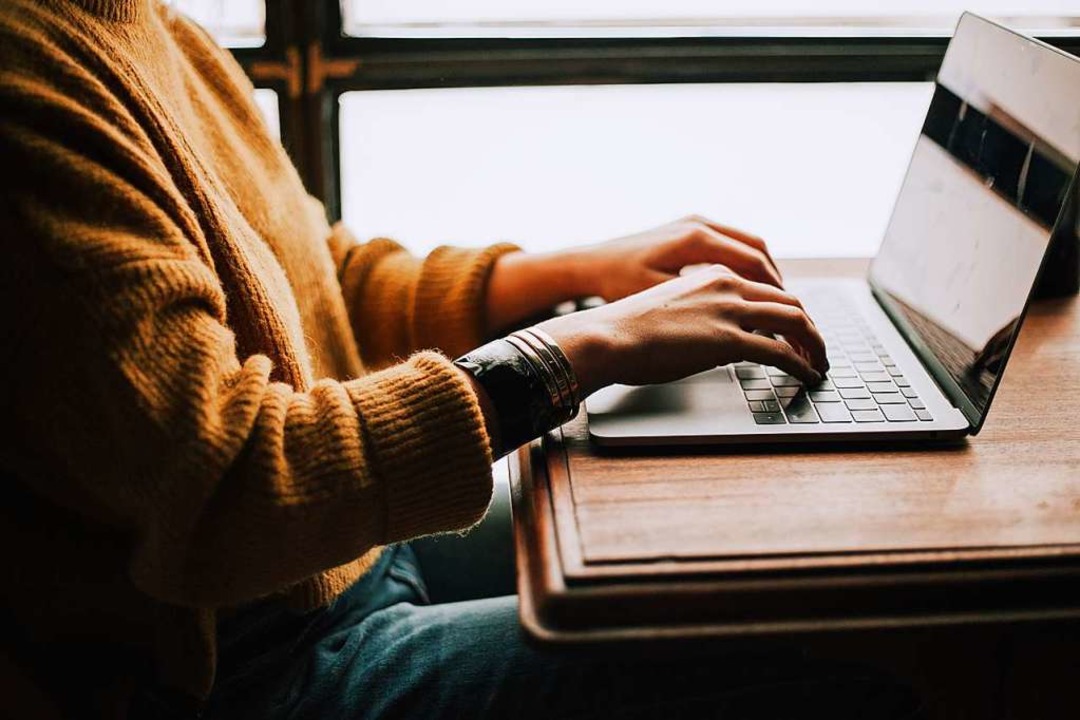 Unser halbes Leben findet online statt...ln und unsere Nutzung zu reflektieren.  | Foto: Christin Hume (unsplash.com)