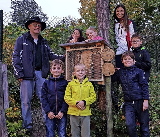 BUND-Mitglieder und Kinder freuen sich...er gemeinsam gebauten Insektenhotels.   | Foto: Anja Sommer