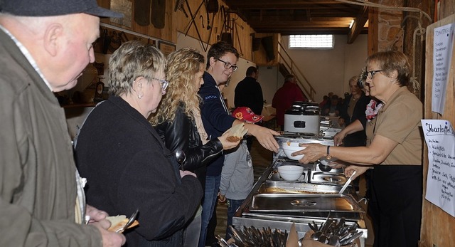 Schlange standen die Besucher beim ersten Suppenfest der Forchheimer Landfrauen.  | Foto: Roland Vitt