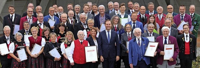 Die Geehrten des Blasmusikverbandes Ho...d Brigitte Russ (unter Reihe, Mitte).   | Foto: Stefan Pichler