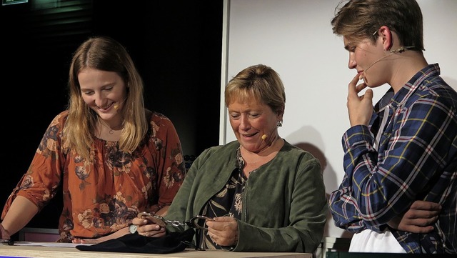 Handschellen im Sckchen: Susanne Eise...h und Quentin Kopp sich als Krimi-Fan.  | Foto: Dorothee Philipp