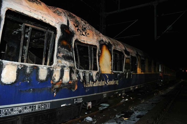 Der ausgebrannte Waggon des Centralbahn-Sonderzuges der SC-Freiburg-Fans.  | Foto: spreepicture/Bild