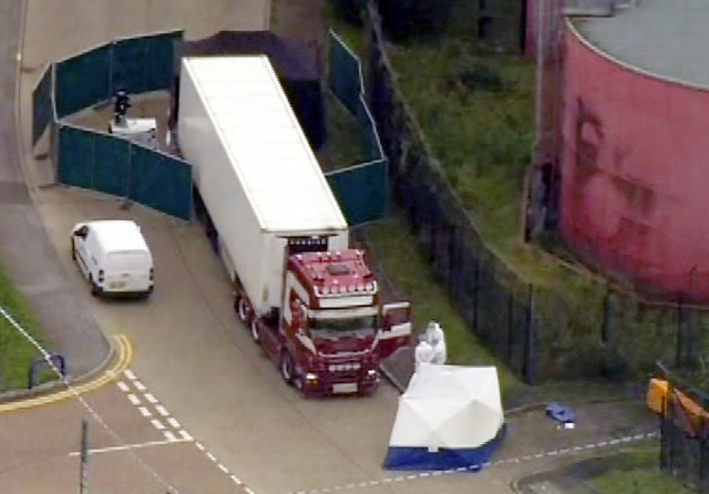 Einen Sichtschutz baute die britische Polizei um den Lkw in Grays auf.   | Foto: Uk Pool (dpa)