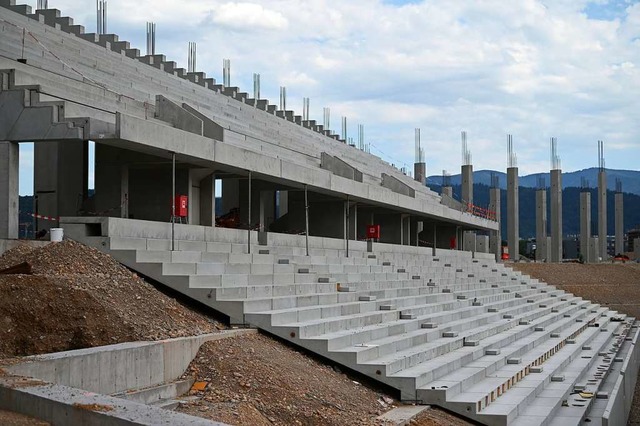 Ein Teil der Tribne steht auf der Bau... neue Stadion des SC Freiburg bereits.  | Foto: Patrick Seeger (dpa)