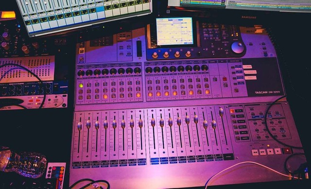 Wer elektronische Musik komponieren wi... dazu die passende Soft- und Hardware.  | Foto: NeONBRAND (Unsplash)