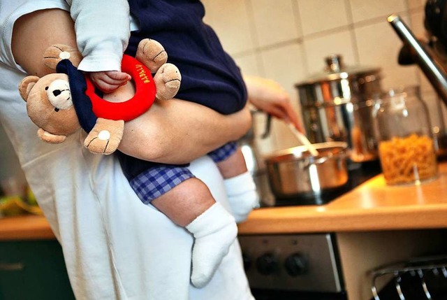 Kochen und Kind: Dorfhelferinnen helfe...lientag dort, wo sie gebraucht werden.  | Foto: Jan Woitas